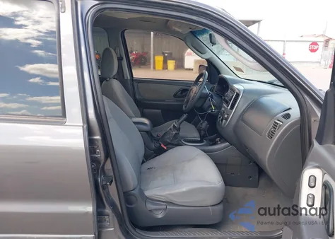 2005 Ford Escape Xlt z USA, uszkodzony, nr VIN 1FMYU031X5KA16323